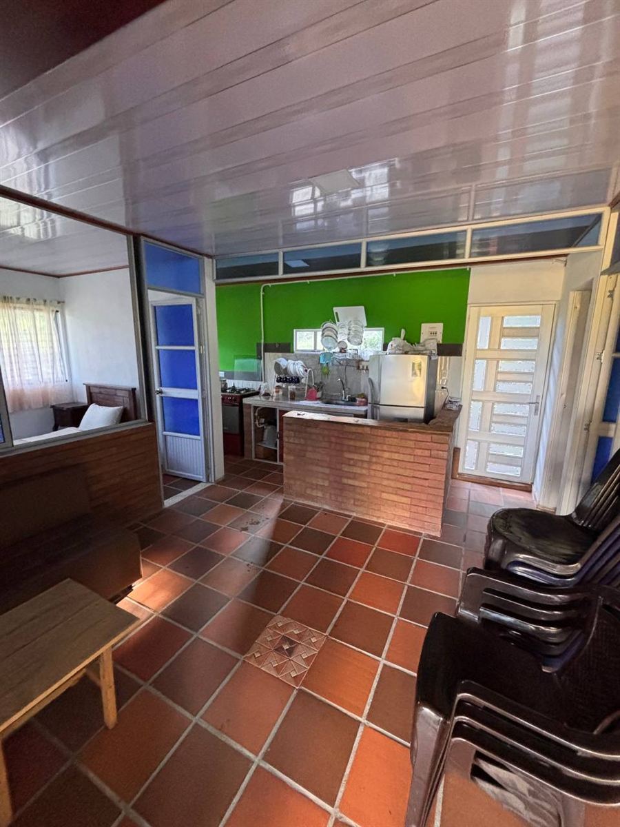 Cocina equipada y comedor de la casa de campo