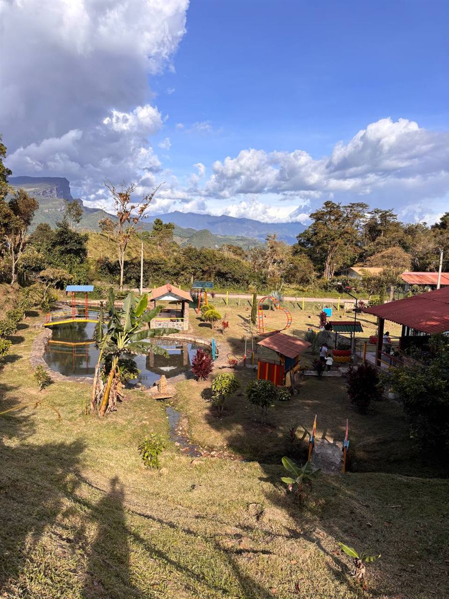 Vista desde la casa de campo hacia la montaña y el cañón
