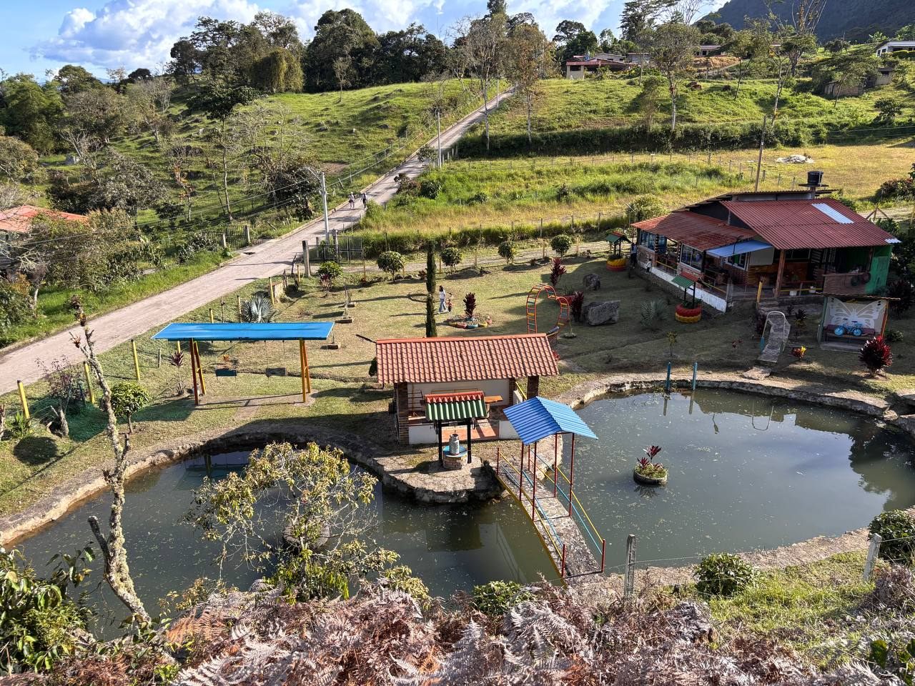 La casa de campo vista desde arriba, con el lago y la montaña al fondo