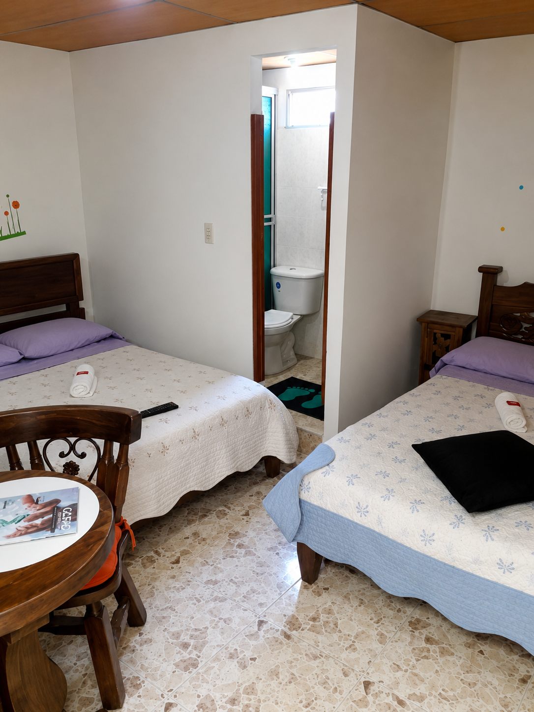 Habitación doble con dos camas separadas y baño privado