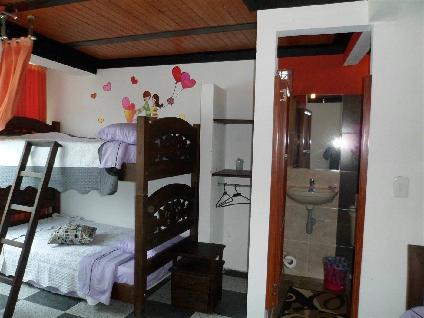 Habitación familiar con camarote, cama doble, closet y baño privado