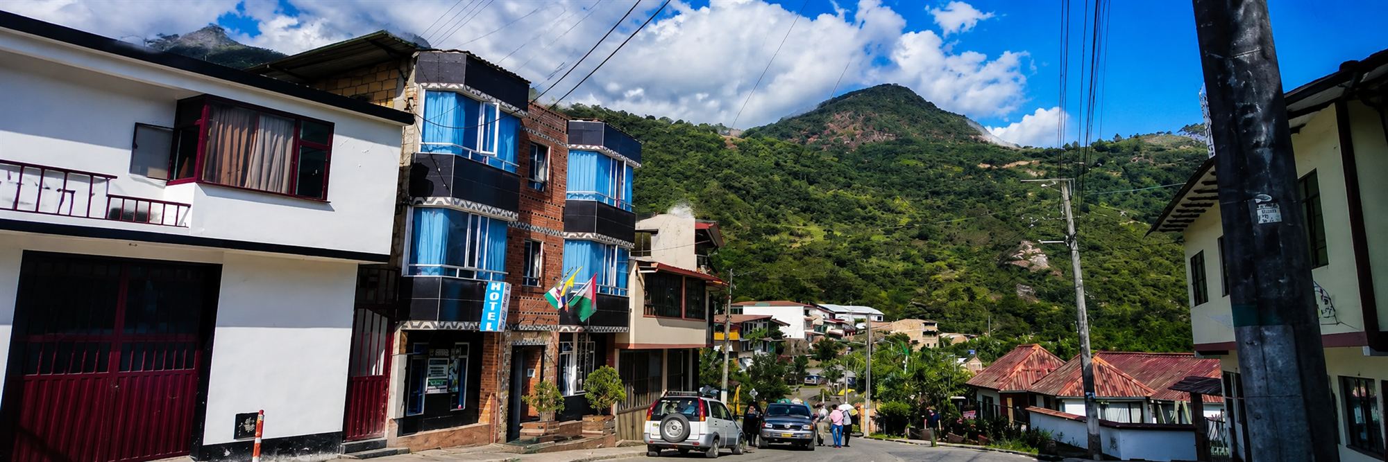 El Hotel Chibchacum visto desde la carrera 2, con la montaña al fondo