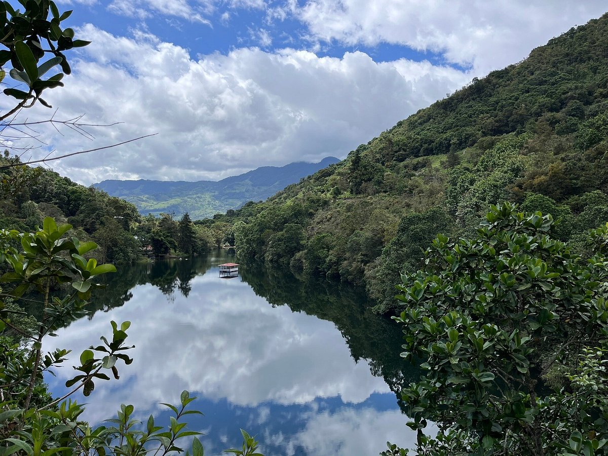 Embalse y montañas verdes en los alrededores de Zetaquira