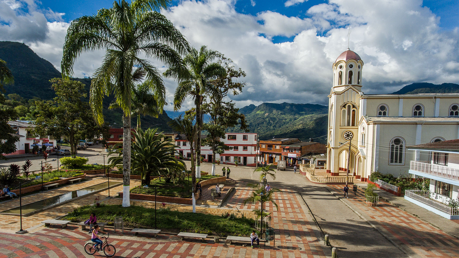 Parque principal de Zetaquira con palmas y la iglesia al fondo